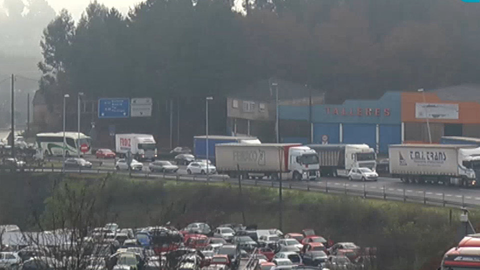 Camión de cerveza accidentado en la A-55. TVG (3)