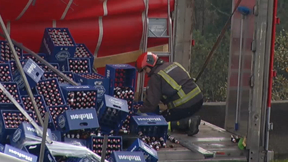 Camión de cerveza accidentado en la A-55. TVG (2)