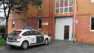 Coche e cuartel da Garda Civil. DP