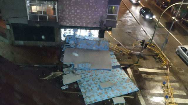 Edificio afectado por el temporal en Cangas. DP