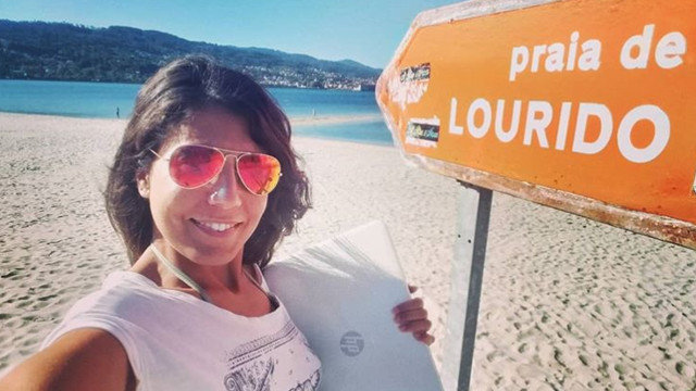 A escritora, na praia de Lourido. INSTAGRAM