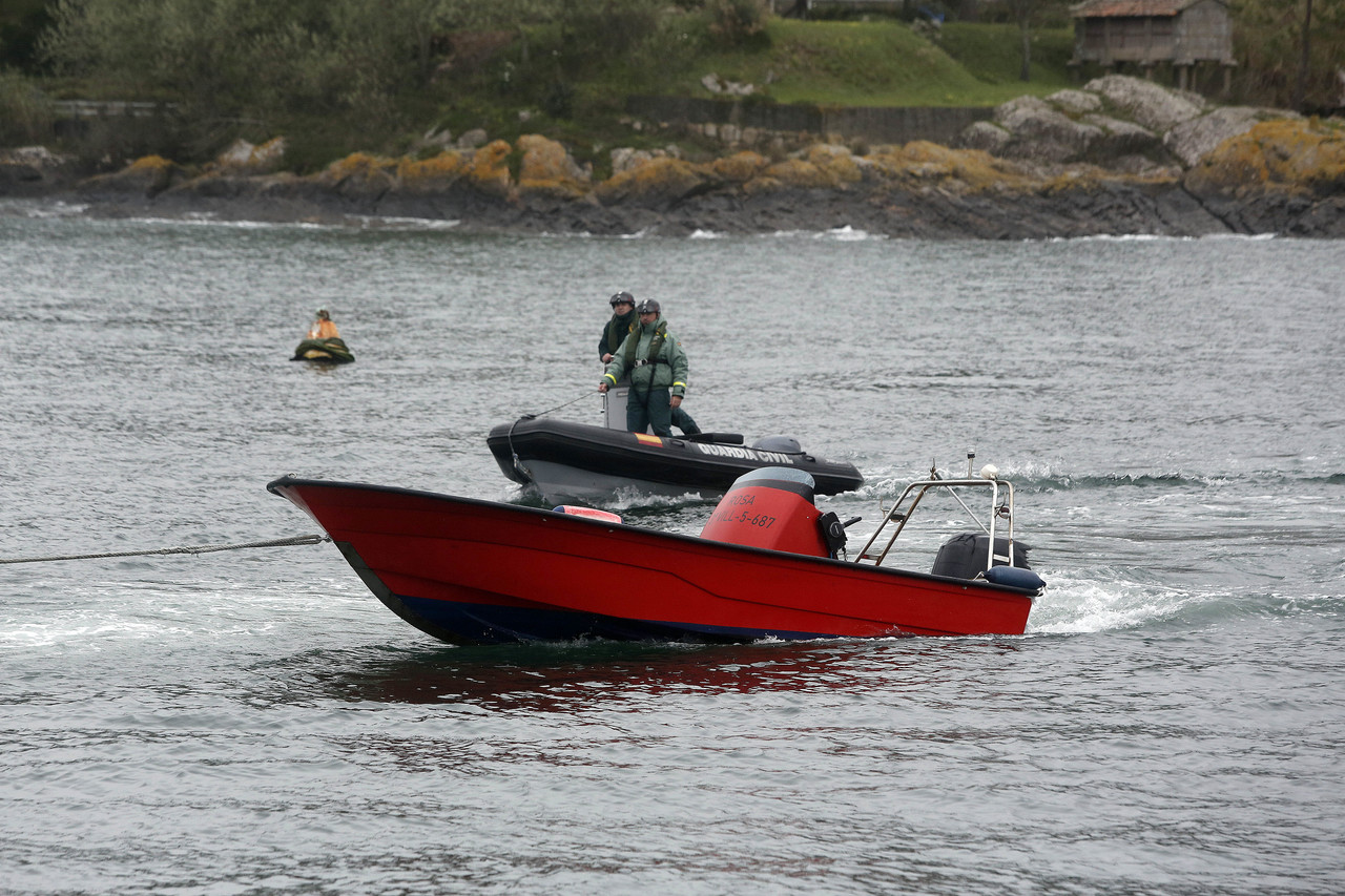 naufragio de una lancha en ons con 3 tripulantes ,1 de elos desaparecido , llegan al muelle de portonovo