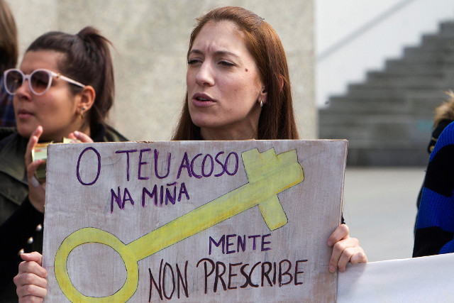 Unha profesora da ESAD participa xunto a decenas de alumnos nunha manifestación ante a delegación da Xunta en Vigo. SALVADOR SAS (EFE)