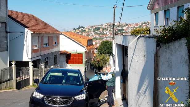 Un instante da operación desenvolvida en Vigo pola fraude na venda de máscaras. GARDA CIVIL