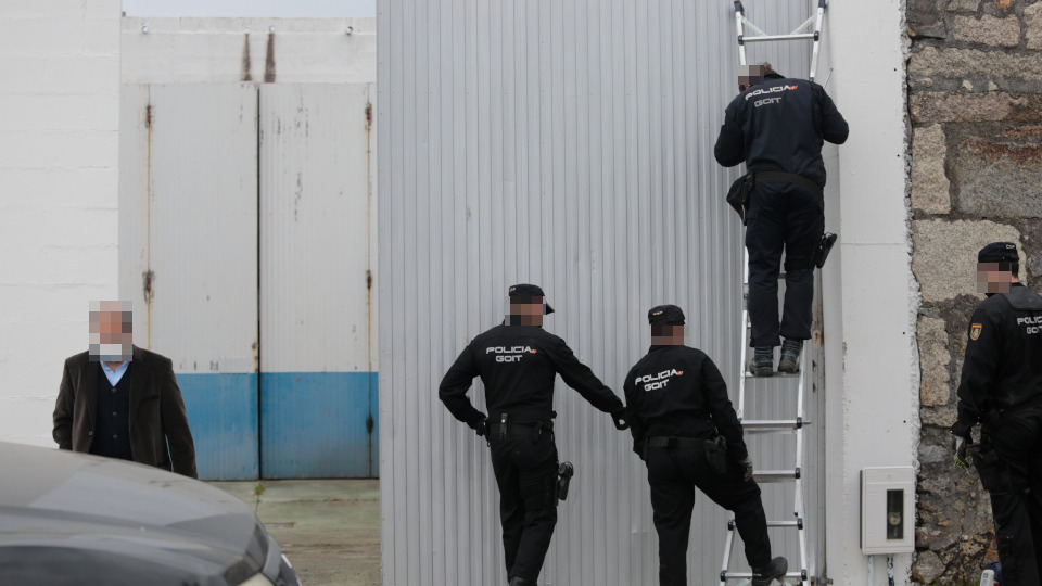 Registro de una nave en Porto Meloxo (O Grove) a mediodía de este domingo. GONZALO GARCÍA