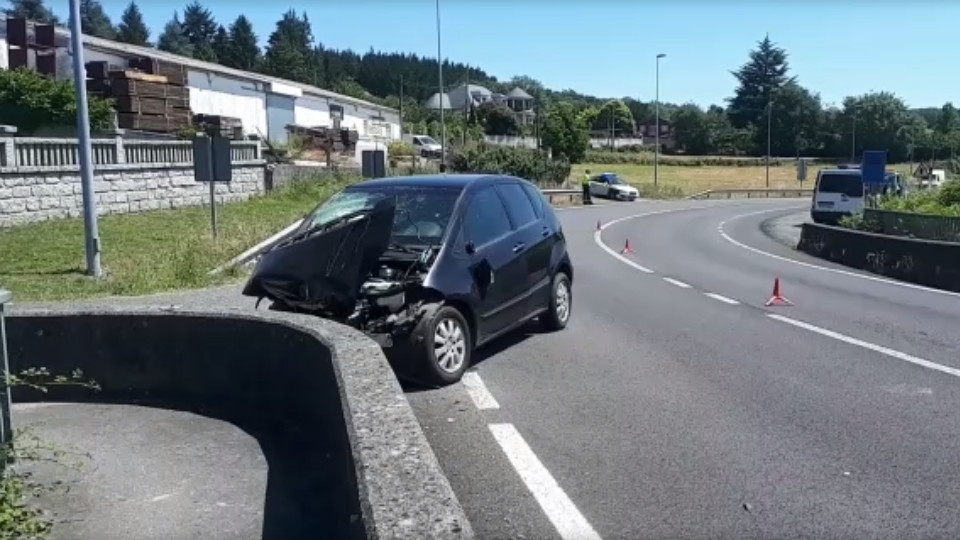 El vehículo acabó colisionando tras salirse de la vía. SEBAS SENANDE