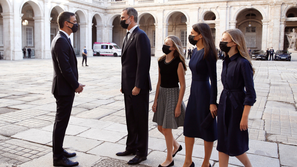 O presidente do Goberno, Pedro Sánchez, recibe á familia real á súa chegada ao Patio da Armería do Palacio Real. BALLESTEROS (EFE)