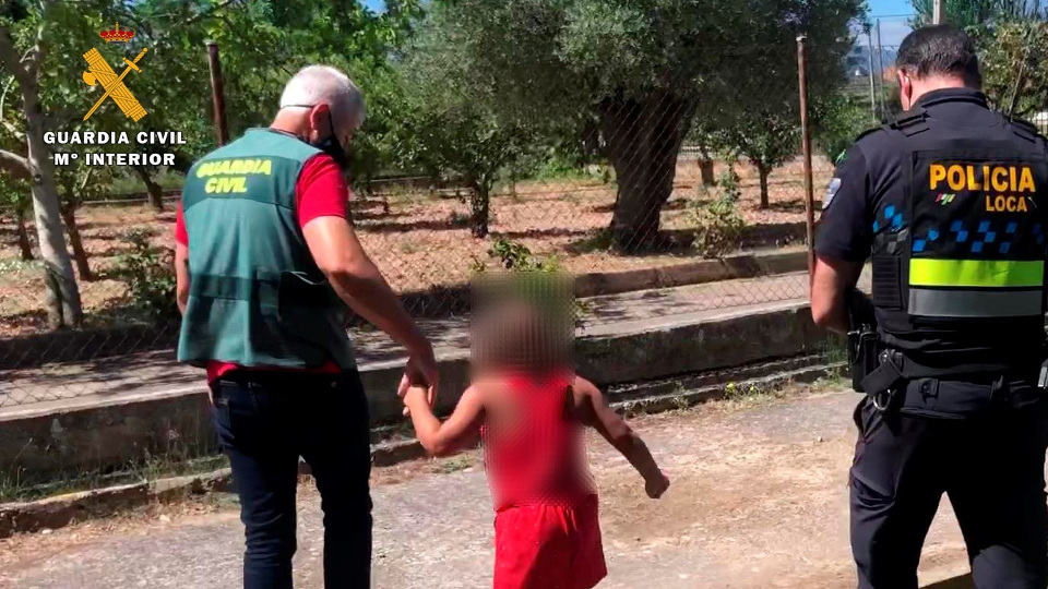 Os axentes acompañan á nena de sete anos abandonada en Lardero. GARDA CIVIL