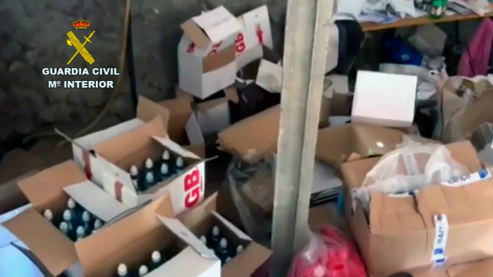 Unha parte do xel hidroalcohólico falso incautado na operación. GARDA CIVIL