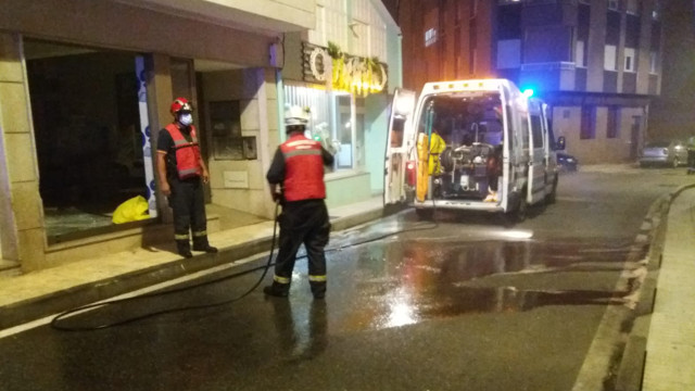 El escaparate en el que impactó el quad. EMERXENCIAS CAMBADOS