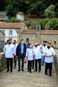 Cociñeiros camiñando sobre a ponte románico. AGN