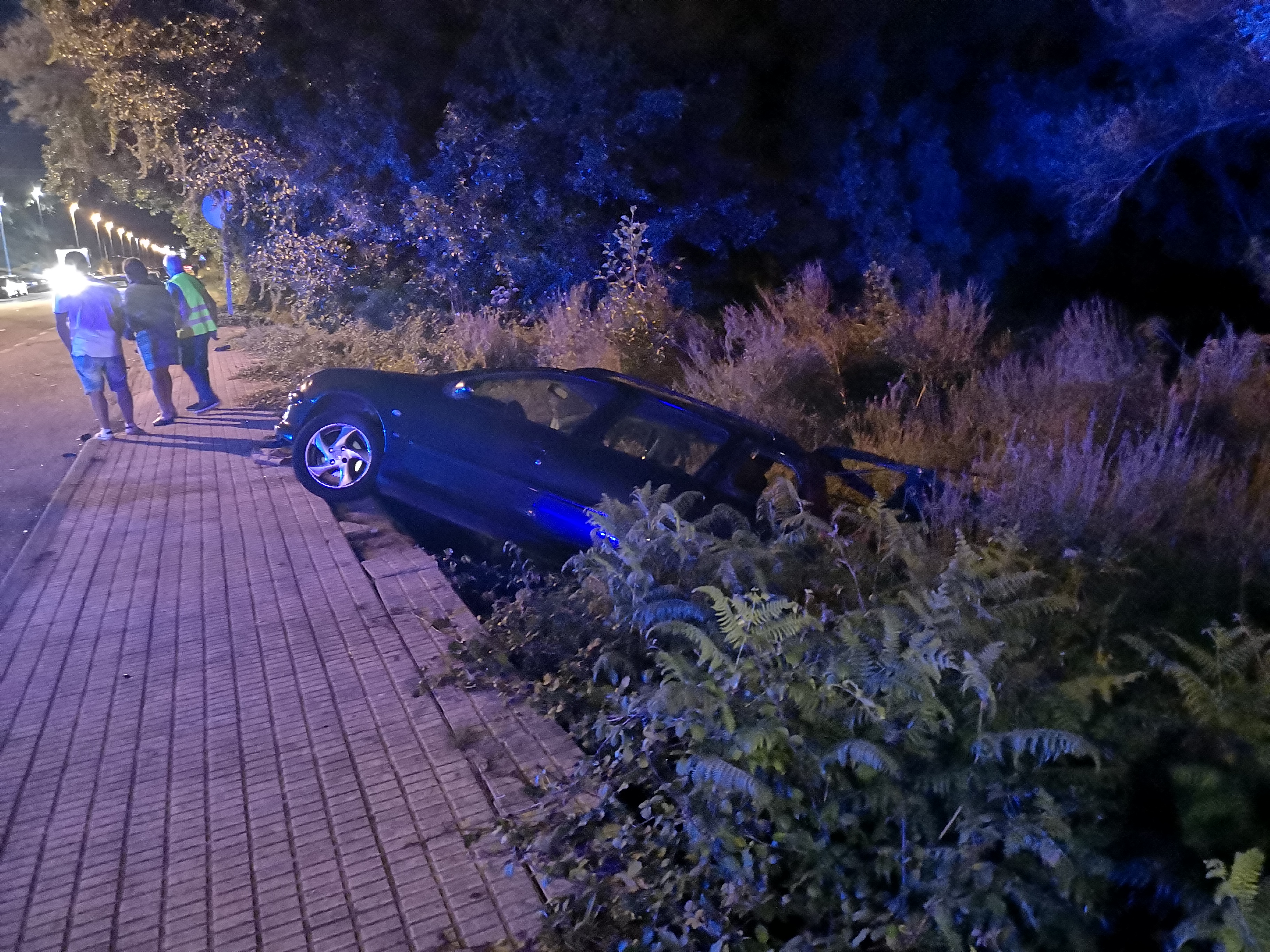 Uno de los coches accidentados en Portas, el Peugeot en el que viajaban la madre y sus dos hijos, acabó en una cuneta tras el impacto. CEDIDA