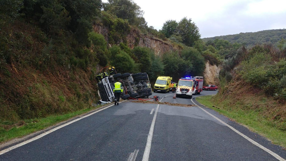 Os servizos de urxencia, xunto ao camión accidentado. EMERXENCIAS OURENSE (2)