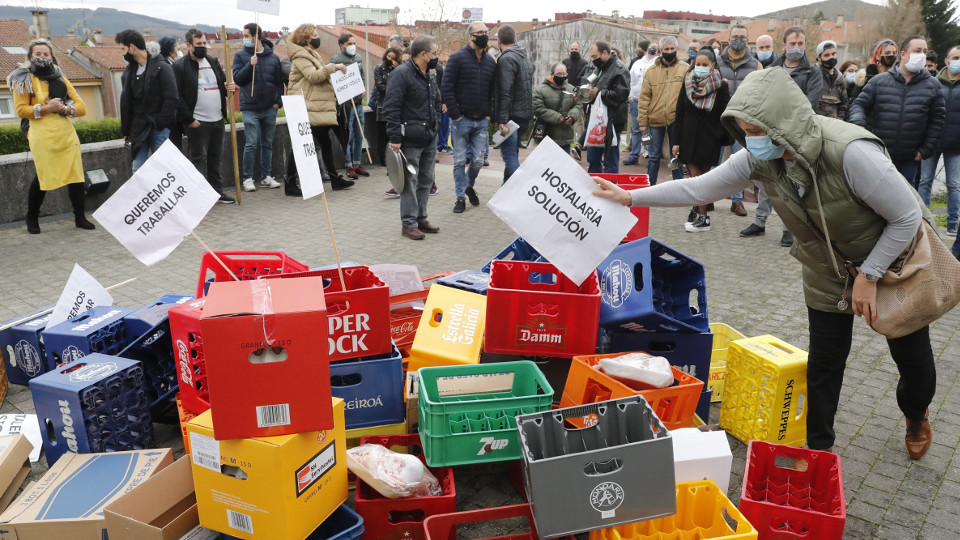 Empresarios y trabajadores de la hostelería protestan en Santiago. LAVANDEIRA JR.