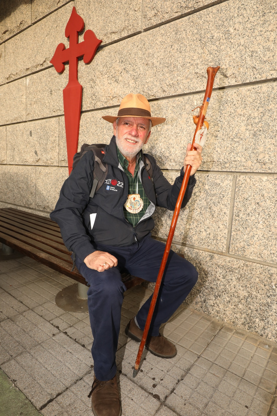 ALBERGUE PEREGRINOS_ Foto simpatica con Tino Lores de peregrino_ una de ellas junto al cartel del albergue_ Para entrevista