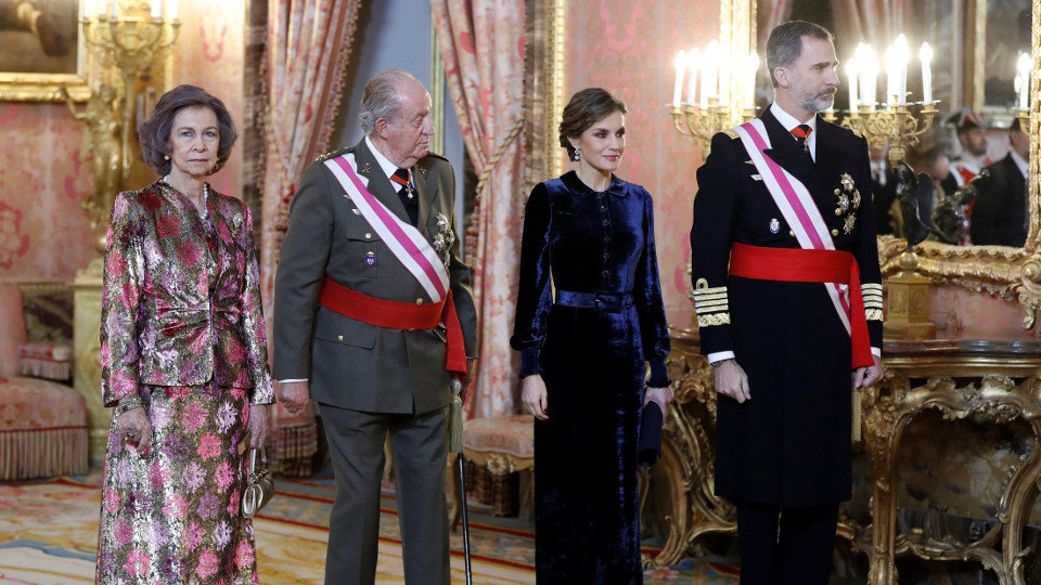 El Rey Felipe V, junto a la Reina Letizia y los Reyes eméritos, Juan Carlos y Sofía, en el Salón del Trono del Palacio Real. EMILIO NARANJO (EFE)