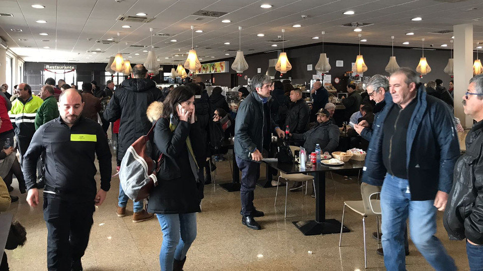 Pasajeros del bus en la estación de servicio. AMANDA GARCÍA