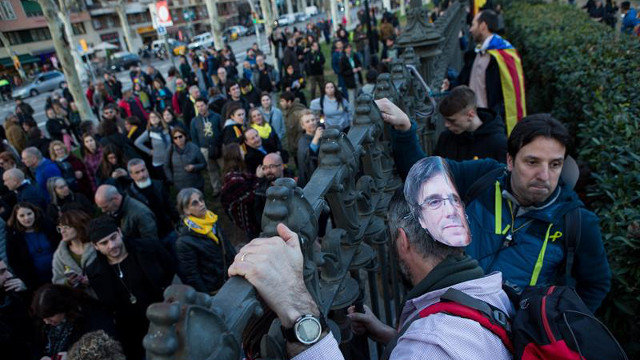 Los manifestantes rompieron el cordón de seguridad para acceder al Parlament. ENRIC FONTCUBERTA