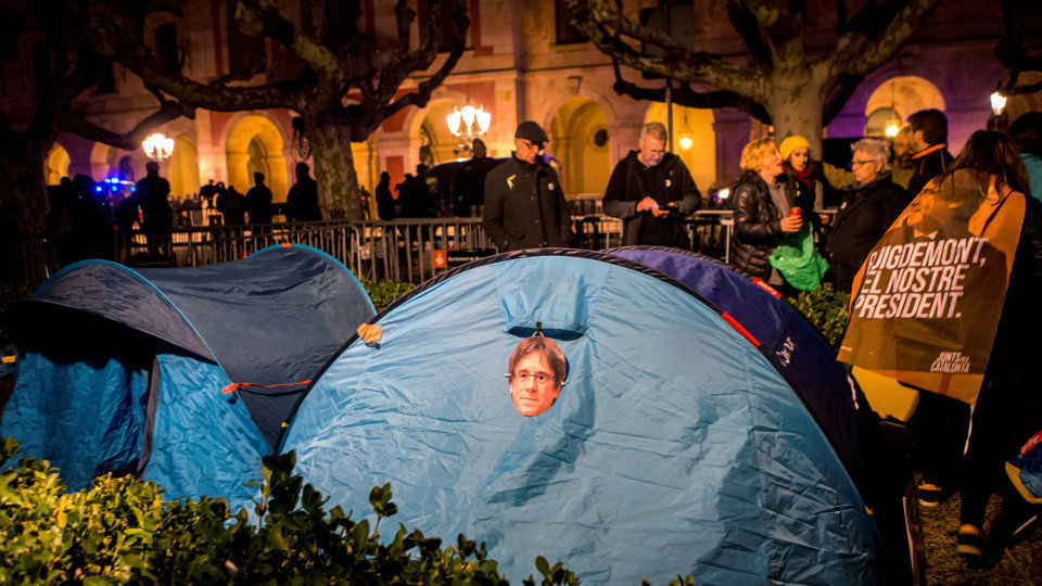 Varios manifestantes independentistas montan sus tiendas de campaña para pernoctar frente al Parlamento. QUIQUE GARCÍA