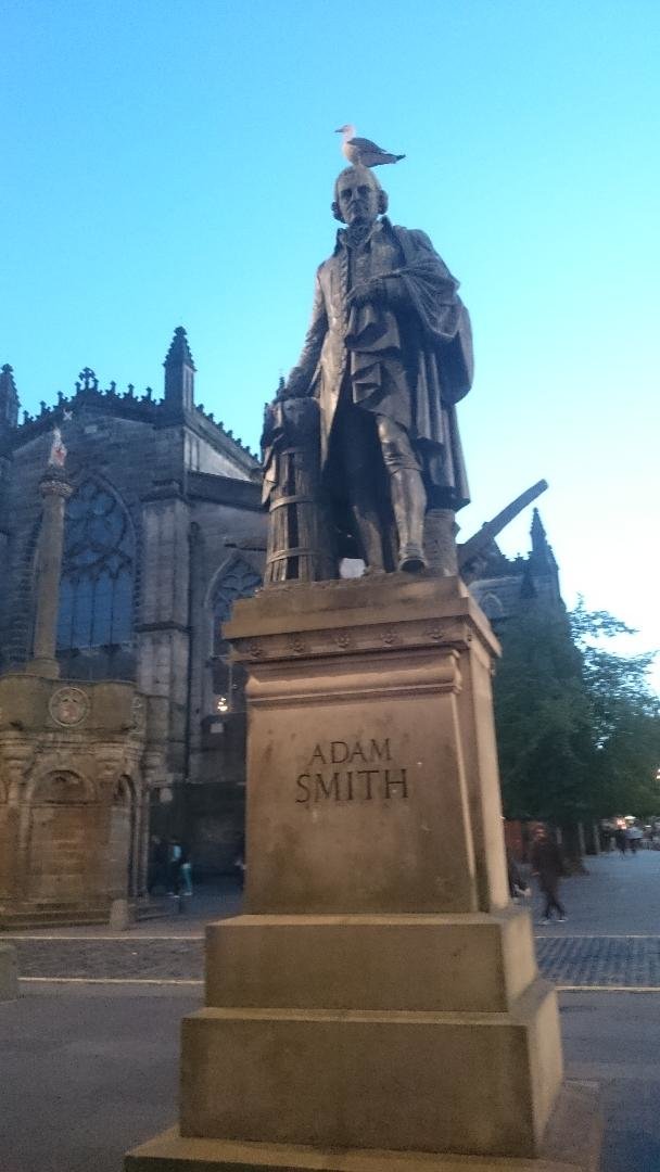 Unha gaivota sobre a cachola de Adam Smith en Edimburgo (Imagen blog Marta Veiga 08/03/18)