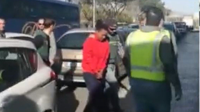 Ana Julia Quezada, ante la vivienda que compartía con el padre de Gabriel Cruz. LA SEXTA