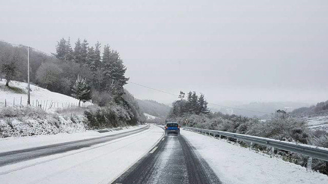 La nieve está condicionando la circulación en el Alto da Gañidoira, en Muras. TRÁFICO FERROLTERRA