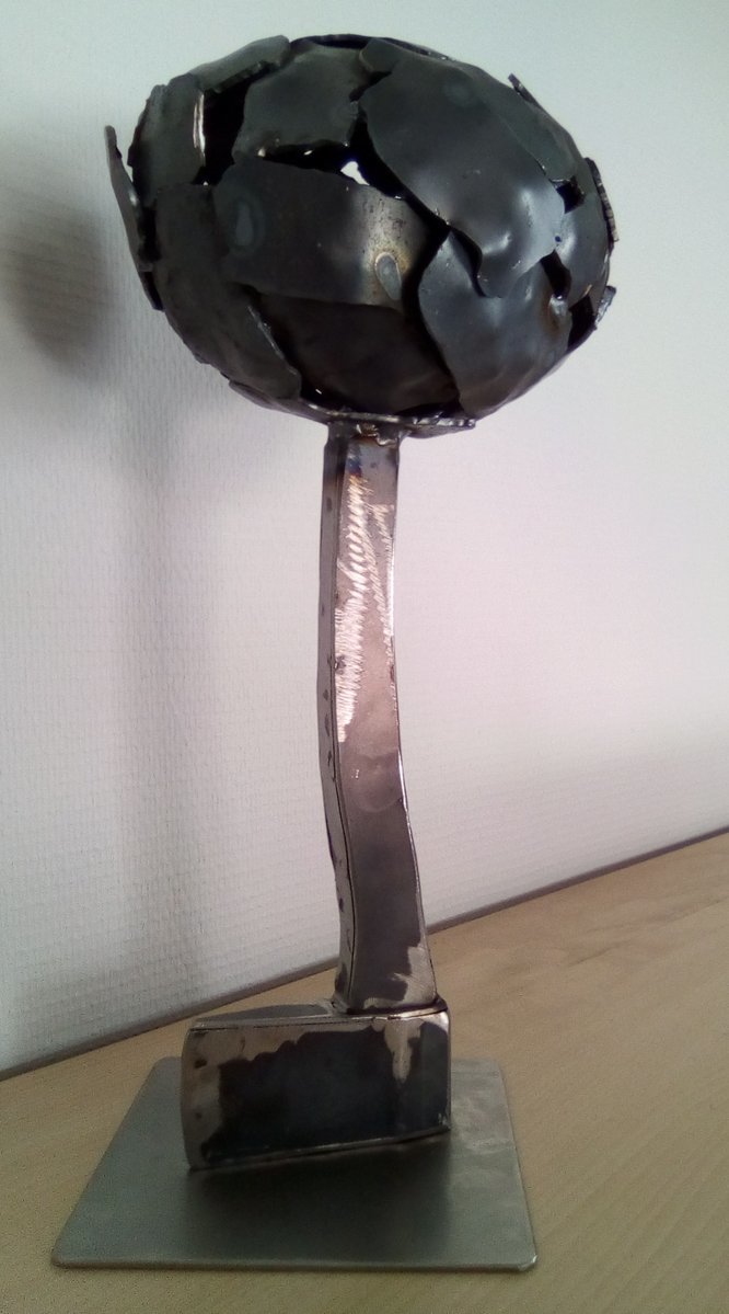 A polémica escultura que celebra o desarmamento de Eta. BAKE BIDEA