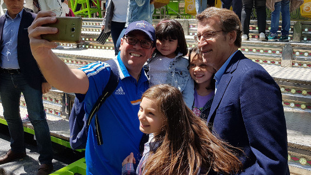 Feijóo, posando para unha fotografía cunha familia nas Festas da Ascensión. PEPE FERRÍN