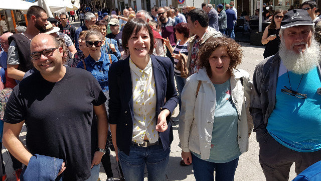 Ana Pontón, xunto a outros membros do BNG, pasou este xoves polas Festas da Ascensión. PEPE FERRÍN