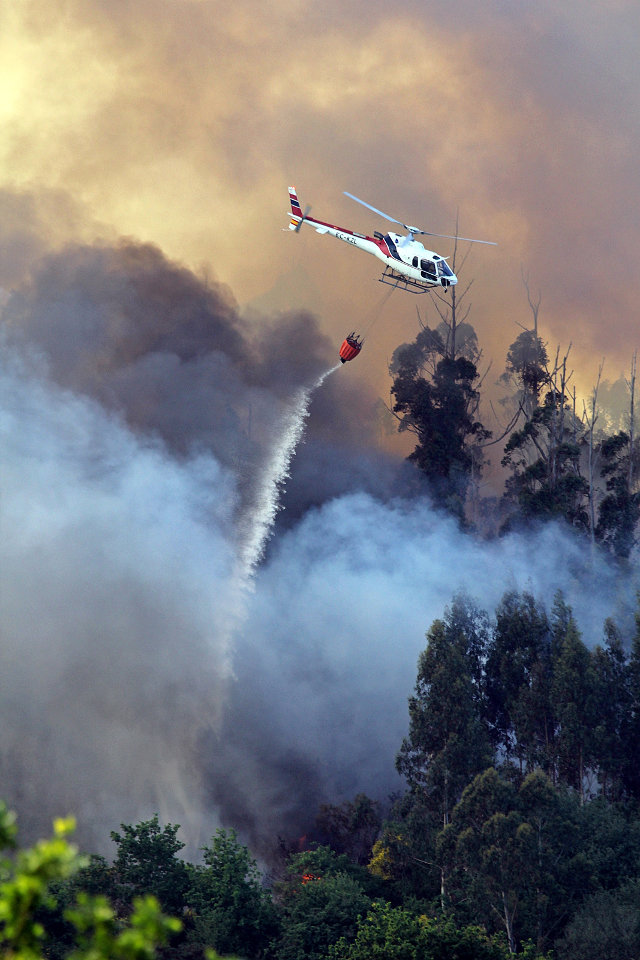 El incendio de Sampaio, en Compostela. LUIS POLO