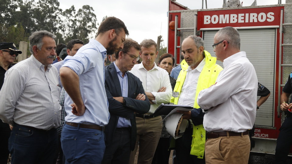 Alberto Núñez Feijóo, en la zona cero de Tui. PEPE FERRÍN