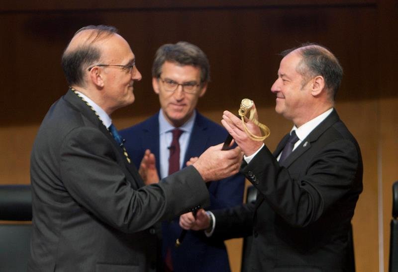 El nuevo rector de la Universidad de Vigo, Manuel Reigosa (d), el testigo del rector saliente, Salustiano Mato y Feijóo