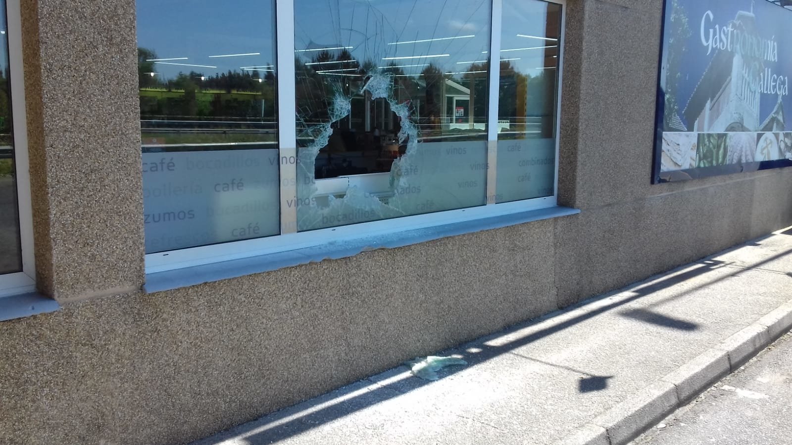 Los ladrones reventaron un cristal para acceder a la gasolinera de Guitiriz. EP