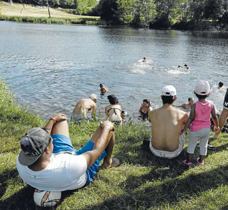 Lucenses haciéndose ellos mismos una playa en el Miño. J.VÁZQUEZ (AEP)