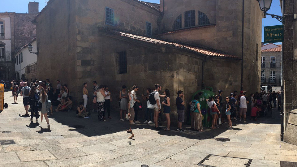 Colas a las puertas del Teatro Principal de Santiago para coger entradas para los conciertos del Apóstol. EP