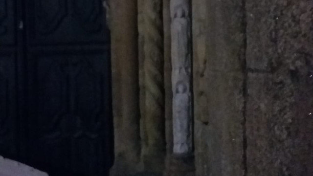 La figura pintada de la catedral de Santiago, tras ser limpiada. AGN