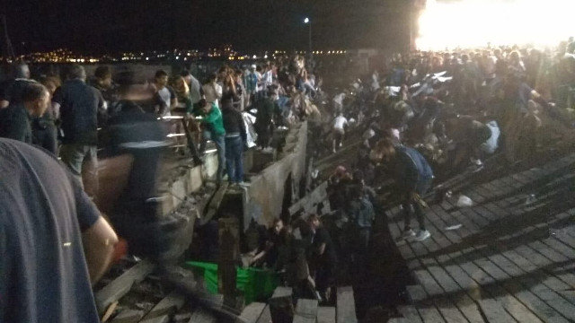 Paseo de madera que cedió en O Marisquiño. TWITTER