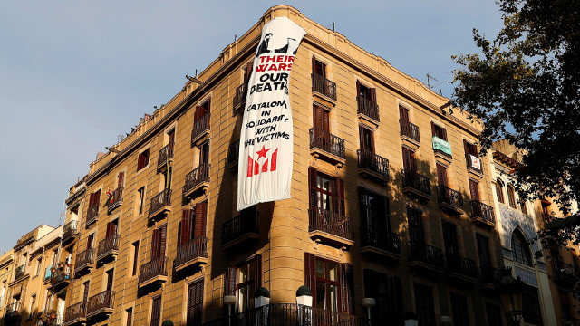 El movimiento soberanista ha colgado una segunda pancarta en la fachada de un edificio de La Rambla de Barcelona. ALEJANDRO GARCÍA