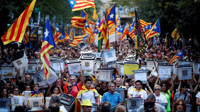 Manifestación soberanista celebrada este lunes en Barcelona. ALBERTO ESTÉVEZ (EFE)