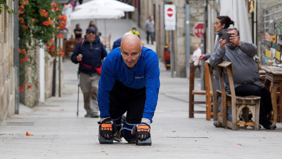 José Martínez, iniciando la ruta a gatas desde Sarria. ELISEO TRIGO (EFE) (3)