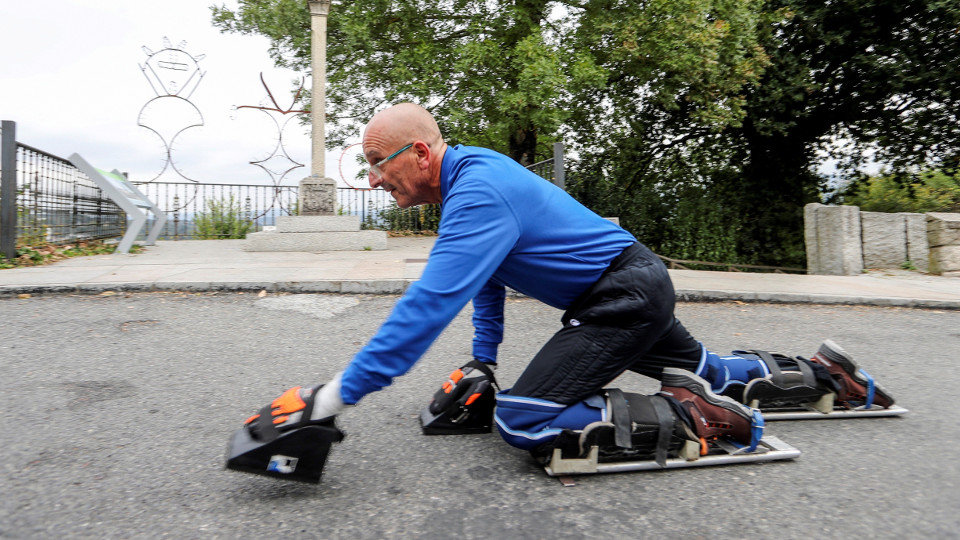 José Martínez, iniciando la ruta a gatas desde Sarria. ELISEO TRIGO (EFE)