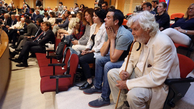 Beiras apoiado no seu bastón. PEPE FERRÍN