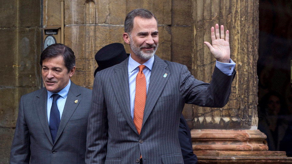 El rey Felipe VI, acompañado del presidente del Principado, Javier Fernandez. ALBERTO MORANTE (EFE)