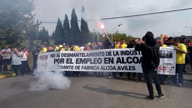 Los 317 trabajadores de la planta avilesina de Alcoa se concentraron frente a la fábrica de San Balandrán. ALFREDO OLIVEROS