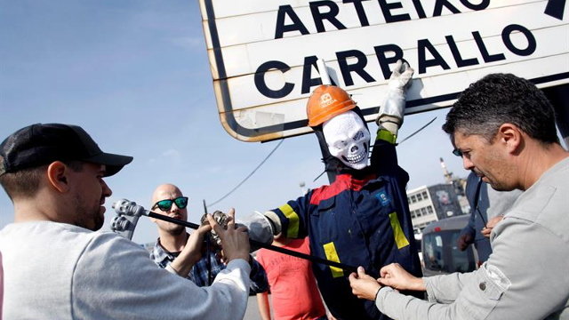 Trabajadores de la fábrica de Alcoa en A Coruña concentrados a las puertas de la factoría. CABALAR