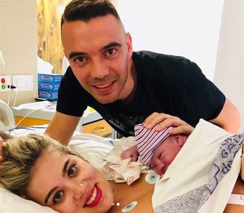 Aspas y su esposa, con el nuevo miembro de la familia