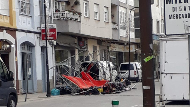 El mercadillo de Ribadeo se desmanteló antes de tiempo por culpa del viento. EP