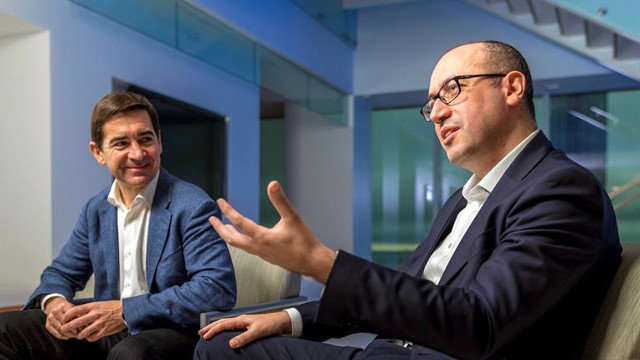 Onur Genç (derecha), nuevo consejero delegado del BBVA. EP