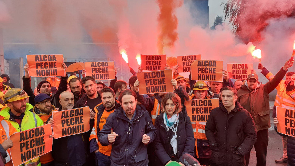 Iglesias con los trabajadores de Alcoa. EP