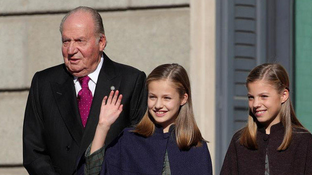 Juan Carlos I, a su llegada a los actos conmemorativos de la Constitución en compañía de sus nietas Sofía y Leonor JUANJO MARTÍN